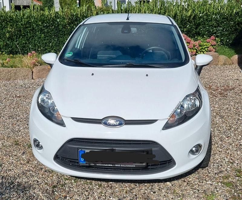 Weiß Gebraucht 2012 Ford Fiesta Champions Edition Kleinwagen | 4.900 € (Fairer Preis) - Bild 1/4