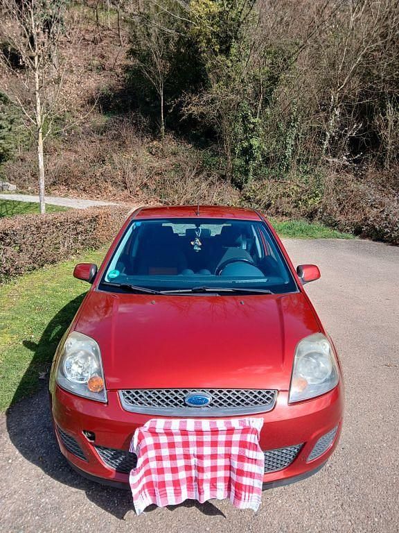 Gebraucht Ford Fiesta Ambiente 69 PS (50 kW) 2007 Rot Kleinwagen