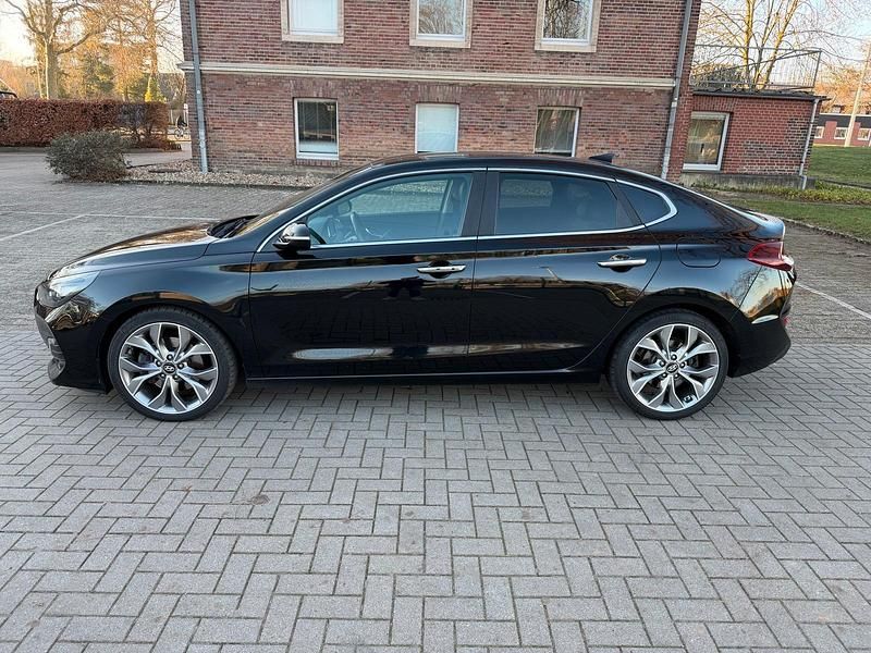 Gebraucht Hyundai i30 Premium 140 PS (102 kW) 2018 Schwarz Limousine