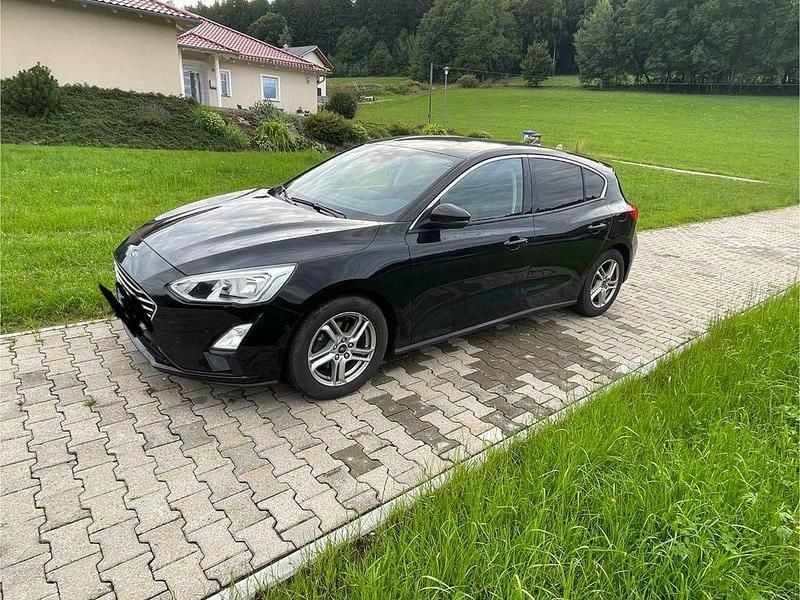 Schwarz Gebraucht 2019 Ford Focus Active Limousine | 12.000 € (Superpreis) - Bild 1/4