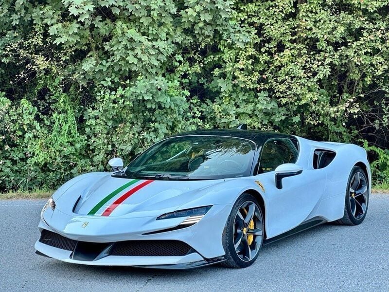 Weiß Gebraucht 2021 Ferrari SF90 | 378.990 € (Superpreis) - Bild 1/4