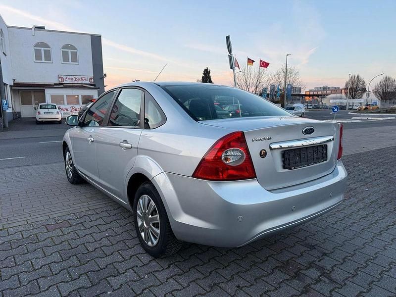 Gebraucht Ford Focus Ghia 101 PS (74 kW) 2008 Grau Limousine
