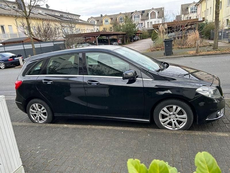 Gebraucht Mercedes B180 122 PS (89 kW) 2012 Schwarz Van / Kleinbus