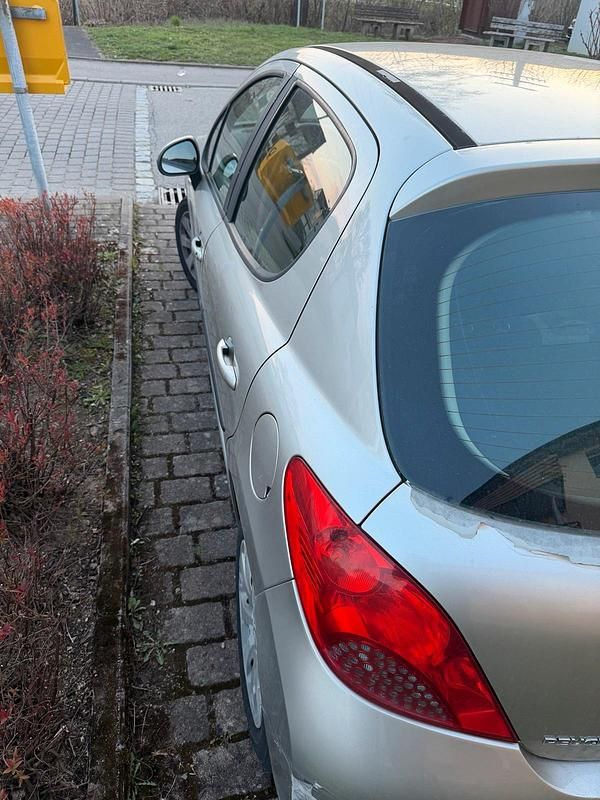 Gebraucht Peugeot 207 90 PS (66 kW) 2008 Silber Limousine