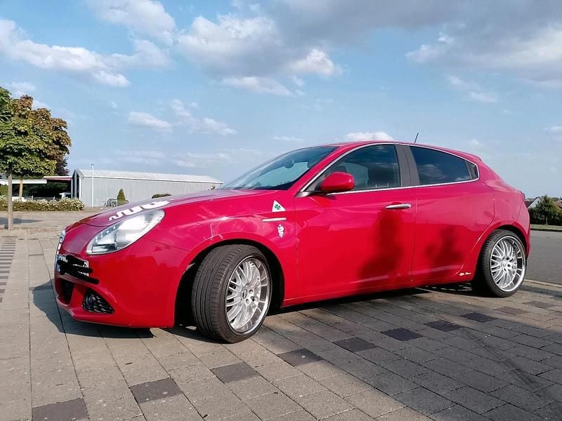 Rot Gebraucht 2011 Alfa Romeo Giulietta Kleinwagen | 4.100 € (Fairer Preis) - Bild 1/4