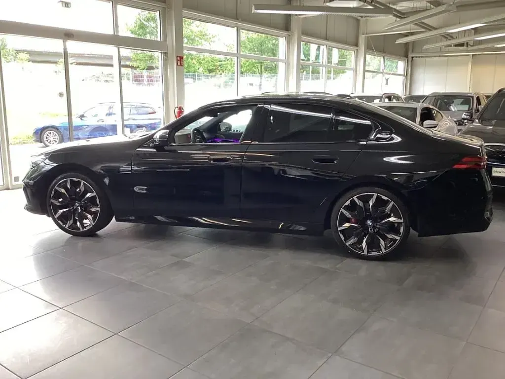Gebraucht BMW 540 Performance 303 PS (222 kW) 2025 Saphirschwarz Limousine