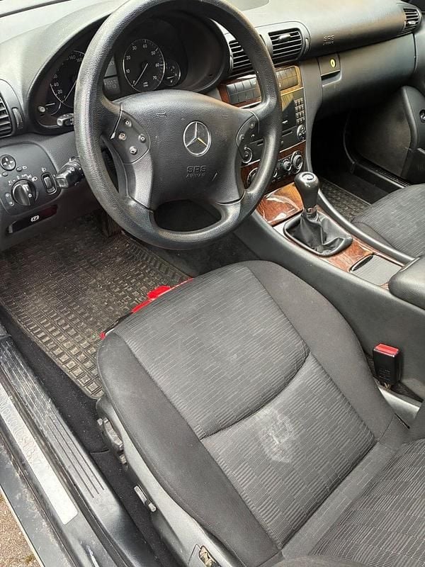 Second-hand Mercedes C200 Elegance 163 CP (119 kW) 2006 Argintiu Break