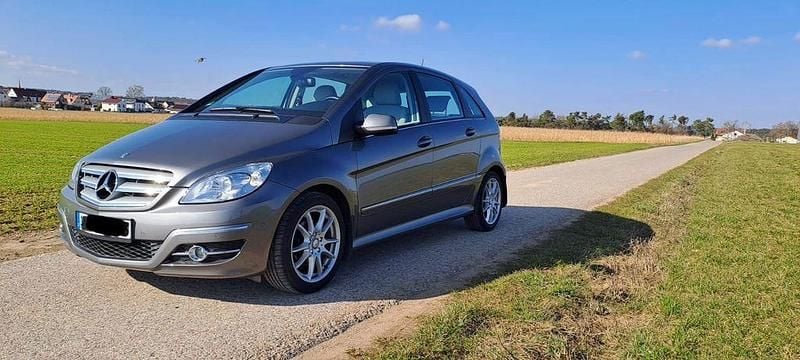Gebraucht Mercedes B200 136 PS (100 kW) 2011 Grau Van / Kleinbus