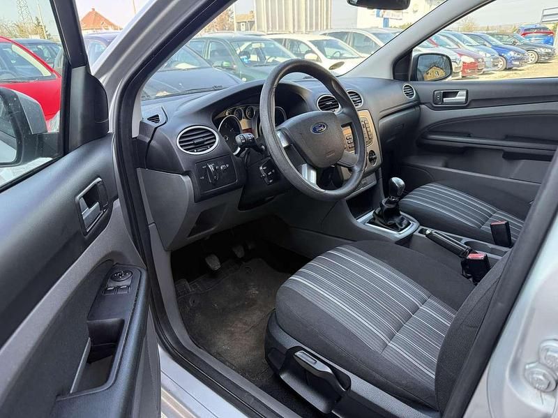 Gebraucht Ford Focus 101 PS (74 kW) 2010 Polarsilber metallic Kombi