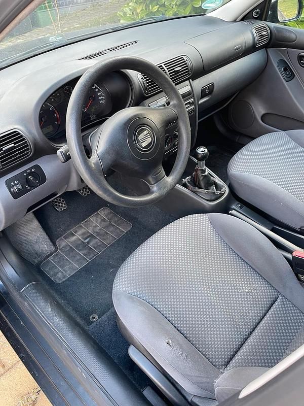 Second-hand Seat Leon 105 CP (77 kW) 2002 Negru Hatchback