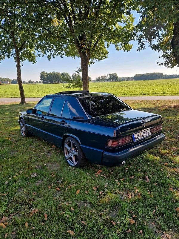Blau Gebraucht 1991 Mercedes 190 Sportline Limousine | 7.700 € - Bild 1/4