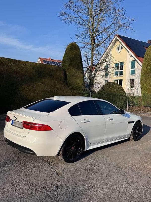 Gebraucht Jaguar XE R-Sport 179 PS (131 kW) 2019 Weiß Limousine