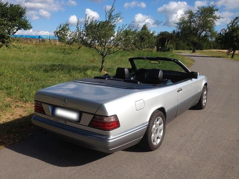 Gebraucht Mercedes E220 150 PS (110 kW) 1996 Silber Cabrio