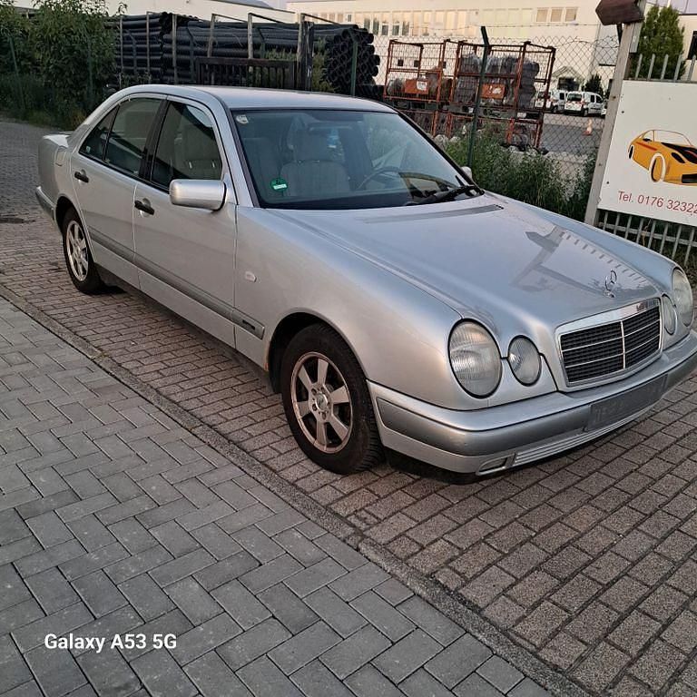 Silber Gebraucht 1996 Mercedes E230 Classic Limousine | 1.350 € - Bild 1/4