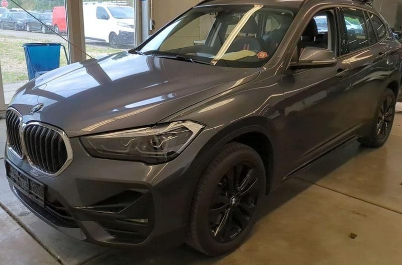 Grau Gebraucht 2021 BMW X1 Sport Line SUV | 18.445 € (Superpreis) - Bild 1/4