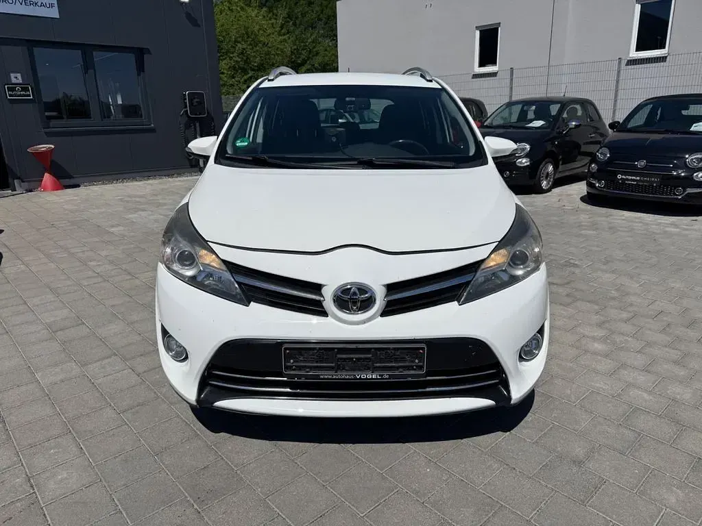 Gebraucht Toyota Verso Life 147 PS (108 kW) 2014 Weiß Van / Kleinbus