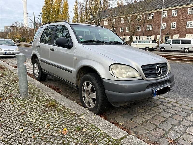 Silber Gebraucht 1999 Mercedes ML230 SUV | 1.500 € (Superpreis) - Bild 1/4