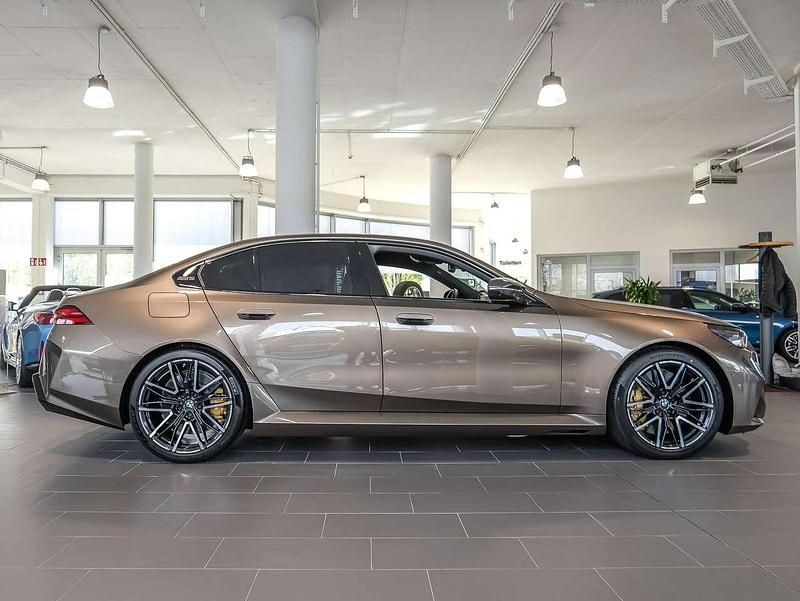 Neu BMW M5 Performance 727 PS (534 kW) 2026 Sepang bronze metallic Limousine