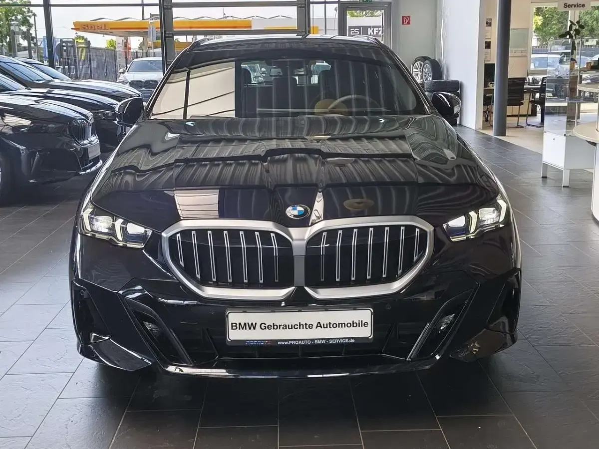 Gebraucht BMW 520 M Sport 208 PS (152 kW) 2025 Carbonschwarz Kombi