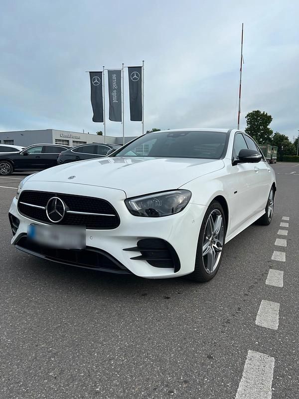 Weiß Gebraucht 2023 Mercedes E220 AMG Limousine | 44.900 € (Fairer Preis) - Bild 1/4