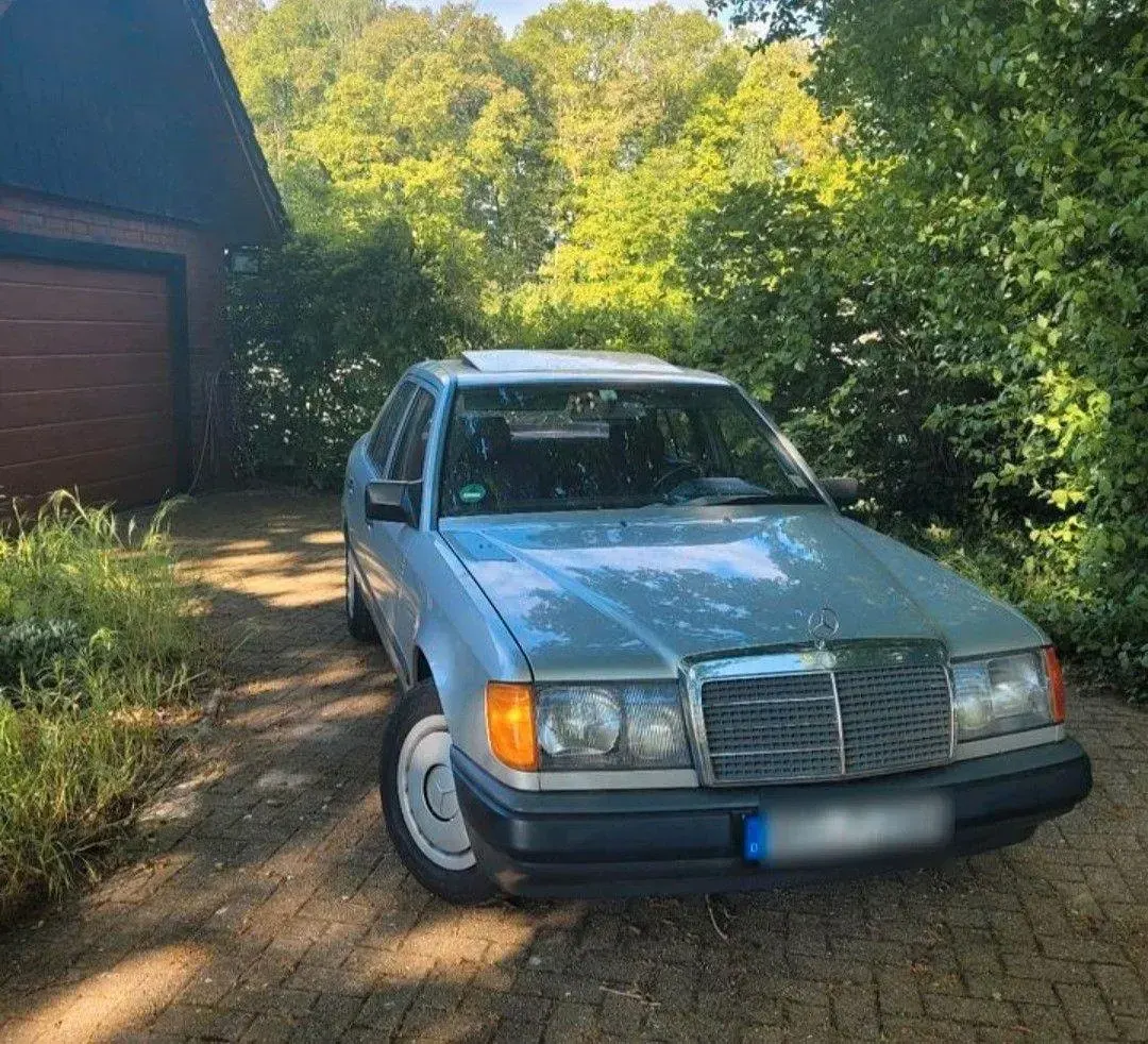Gebraucht Mercedes 230 132 PS (97 kW) 1988 Silber Limousine