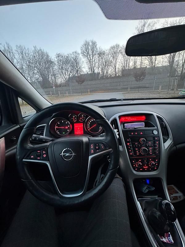 Gebraucht Opel Astra 110 PS (80 kW) 2013 Schwarz Limousine