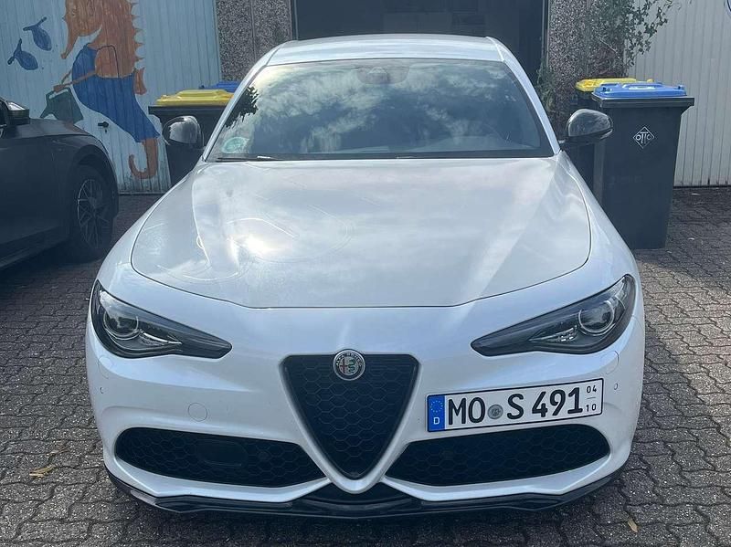Weiß Gebraucht 2019 Alfa Romeo Giulia Ti Limousine | 33.500 € (Etwas zu teuer) - Bild 1/4