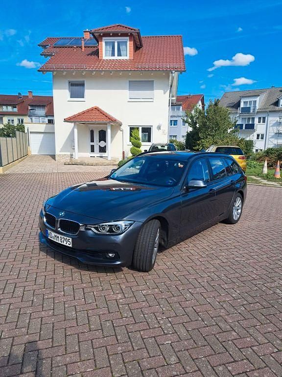 Grau Gebraucht 2018 BMW 320 Advantage Kombi | 19.950 € (Fairer Preis) - Bild 1/4