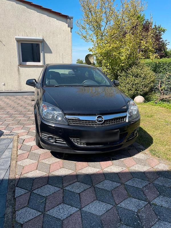 Second-hand Opel Astra 2010 Negru Coupe