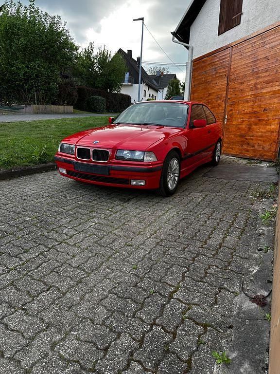 Rot Gebraucht 1996 BMW 318 Sport Line Coupé | 6.500 € (Fairer Preis) - Bild 1/4