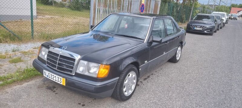 Blau Gebraucht 1990 Mercedes E250 Limousine | 3.150 € - Bild 1/4
