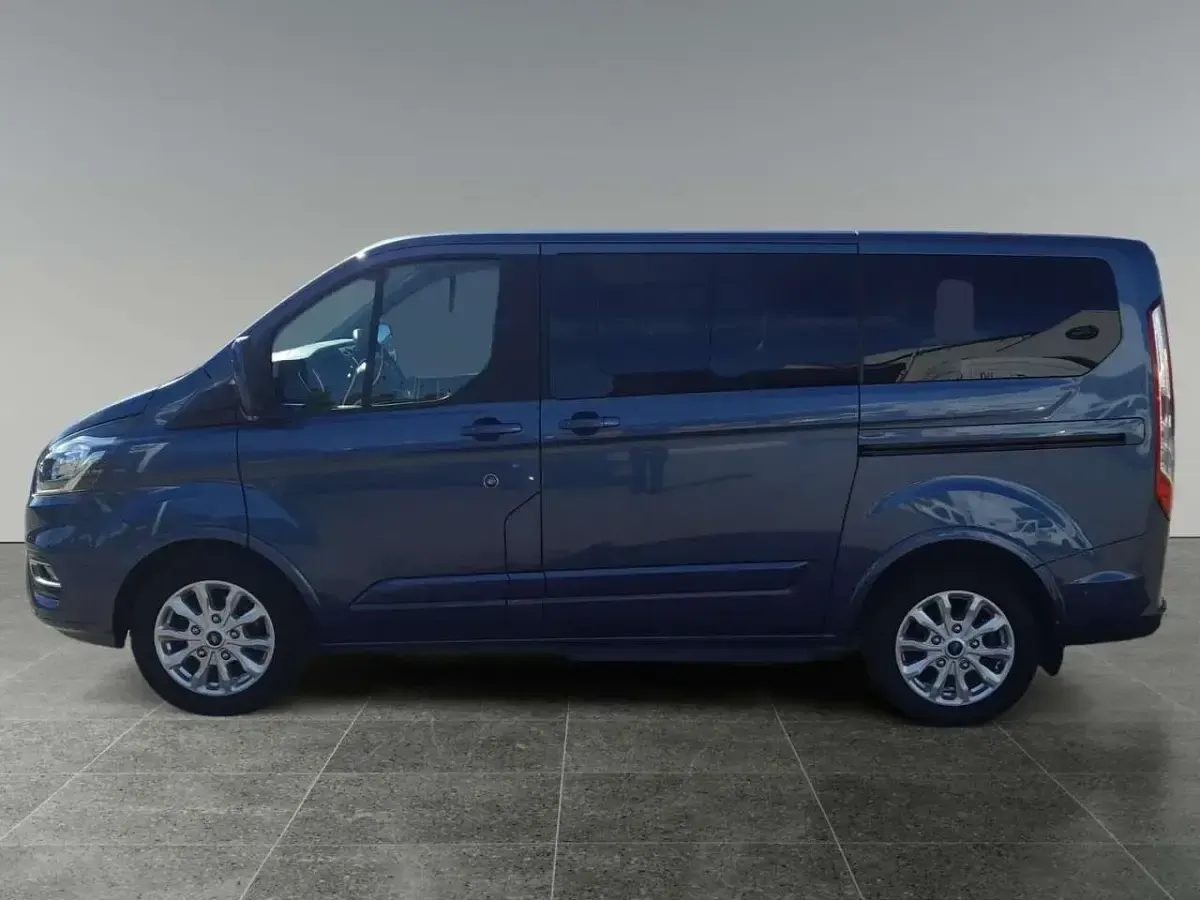 Gebraucht Ford Tourneo Custom Titanium 131 PS (96 kW) 2022 Chromablau metallic Van
