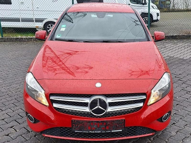 Gebraucht Mercedes A180 109 PS (80 kW) 2014 Jupiterrot  unilack Limousine