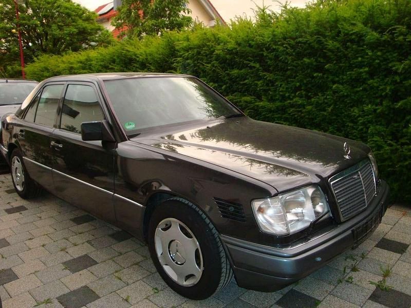 Gebraucht Mercedes E300 136 PS (100 kW) 1995 Schwarz Limousine