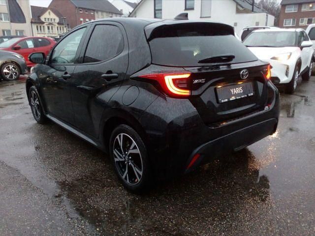 Neu Toyota Yaris Team 131 PS (96 kW) 2025 Schwarz Limousine