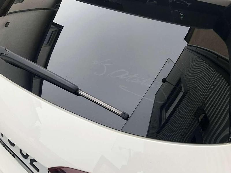 Weiß Gebraucht 2022 Mercedes A180 AMG line Limousine | 25.500 € (Guter Preis) - Bild 1/4