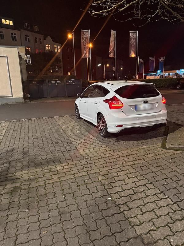 Gebraucht Ford Focus 150 PS (110 kW) 2014 Weiß Limousine