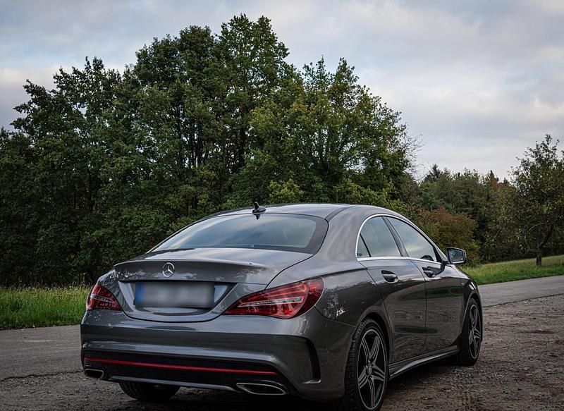 Grau Gebraucht 2016 Mercedes CLA250 Limousine | 25.500 € (Etwas zu teuer) - Bild 1/4