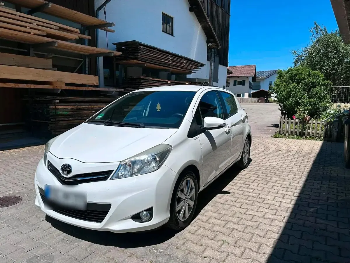 Gebraucht Toyota Yaris 90 PS (66 kW) 2014 Weiß Kleinwagen
