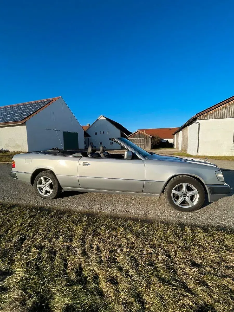 Gebraucht Mercedes E300 220 PS (161 kW) 1993 Silber Cabrio
