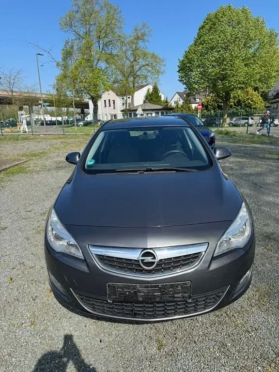 Używany Opel Astra Edition 101 KM (74 kW) 2013 Srebrny Sedan/Limuzyna
