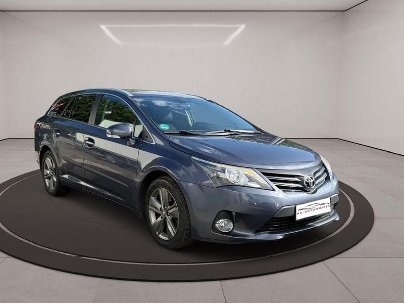 New grayish blue metallic Gebraucht 2014 Toyota Avensis Comfort Kombi | 8.999 € (Fairer Preis) - Bild 1/4