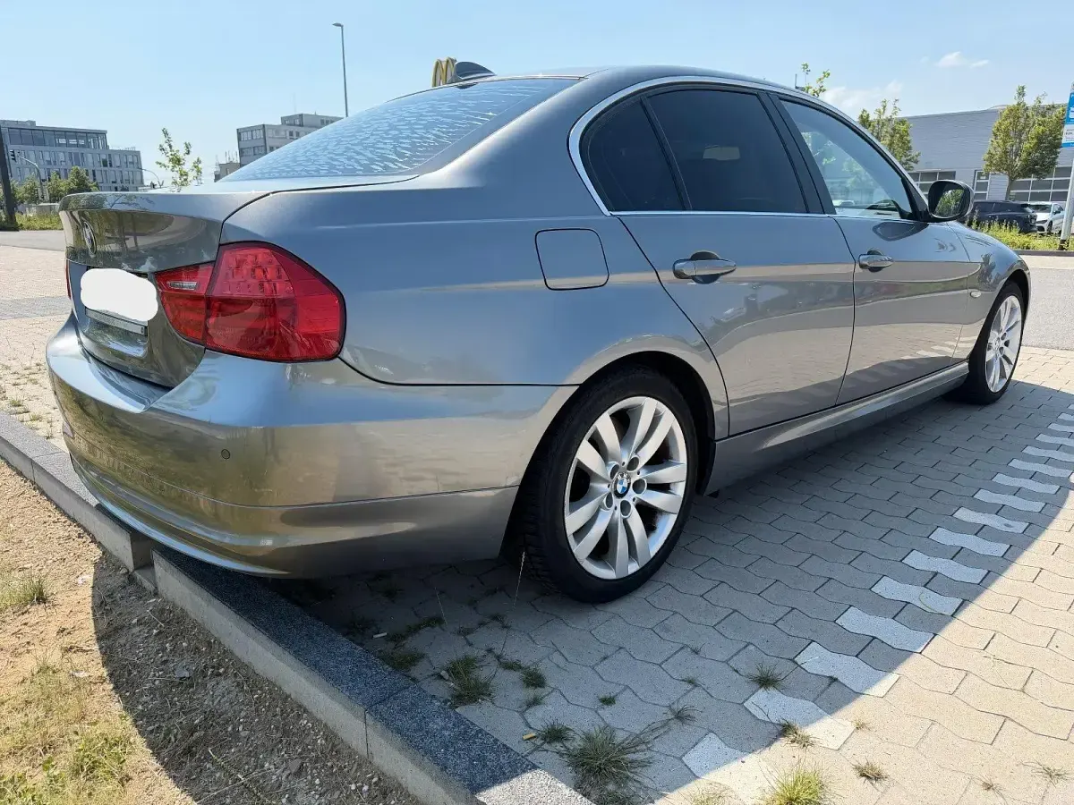 Gebraucht BMW 325 204 PS (150 kW) 2010 Grau Limousine