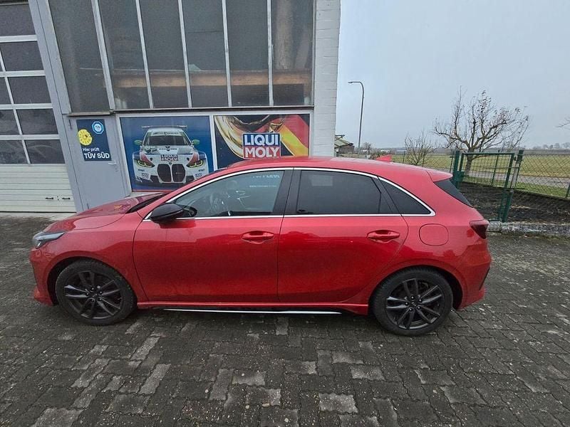 Rot Gebraucht 2020 Kia Ceed GT GT-Line Limousine | 16.200 € (Fairer Preis) - Bild 1/4