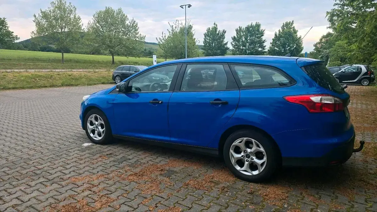 Gebraucht Ford Focus Trend 115 PS (84 kW) 2014 Blau Kombi
