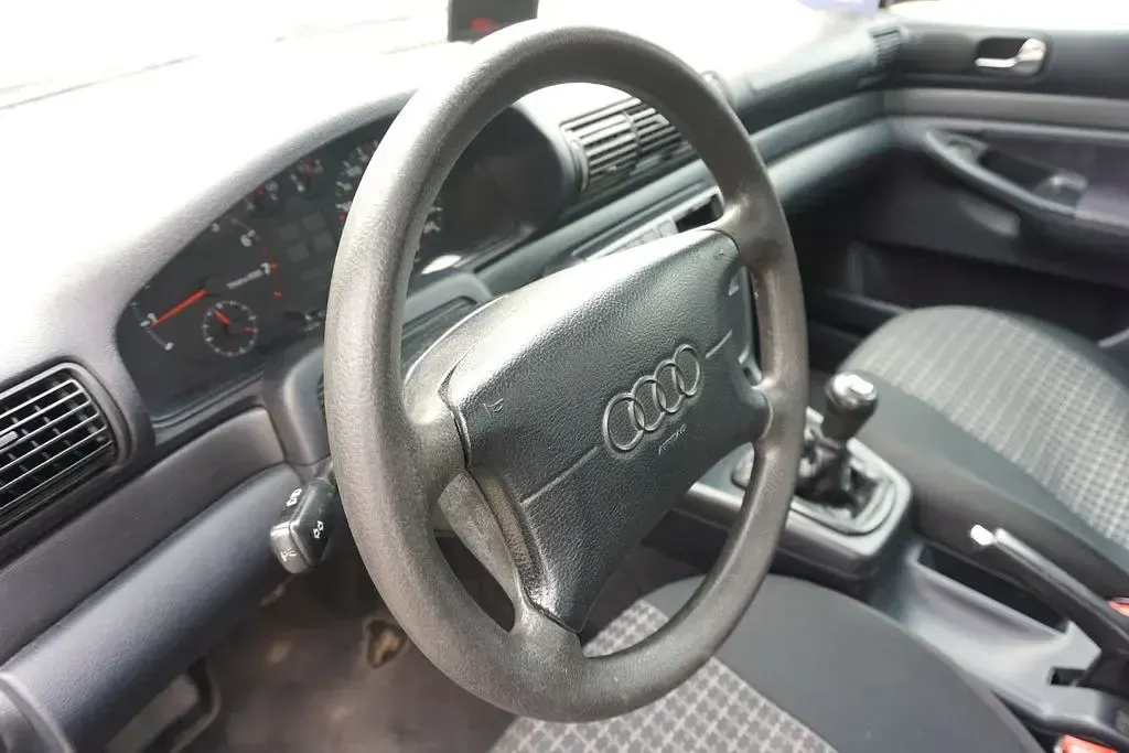 Używany Audi A4 101 KM (74 kW) 1995 Purpurowy Sedan/Limuzyna