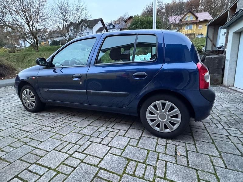 Blau Gebraucht 2002 Renault Clio II Limousine | 1.800 € (Fairer Preis) - Bild 1/4