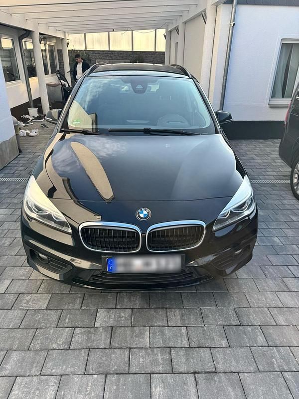 Schwarz Gebraucht 2016 BMW 218 Gran Tourer Van / Kleinbus | 9.550 € (Teuer) - Bild 1/4