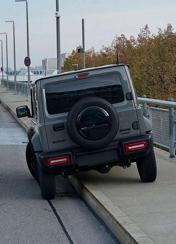 Gebraucht Suzuki Jimny 102 PS (75 kW) 2023 Grau SUV