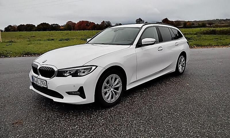 Weiß Gebraucht 2020 BMW 318 Kombi | 17.800 € (Guter Preis) - Bild 1/4